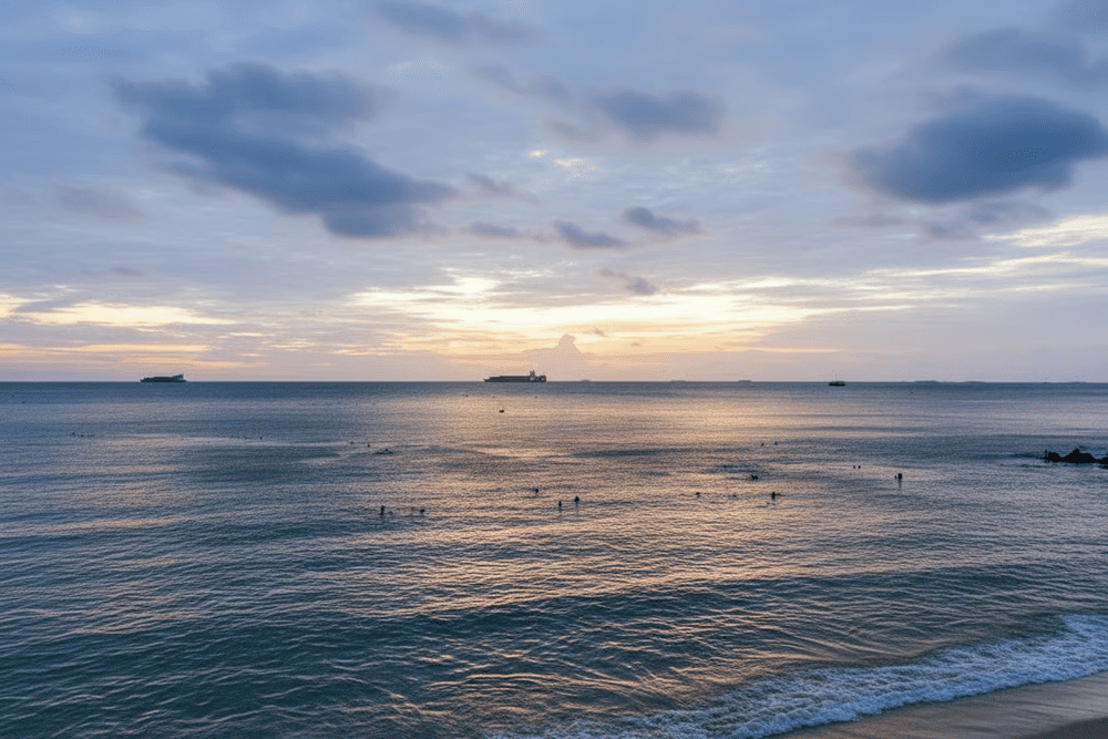 Bãi Dứa là nơi lý tưởng để bạn tận hưởng giây phút tắm biển cùng bạn bè, gia đình